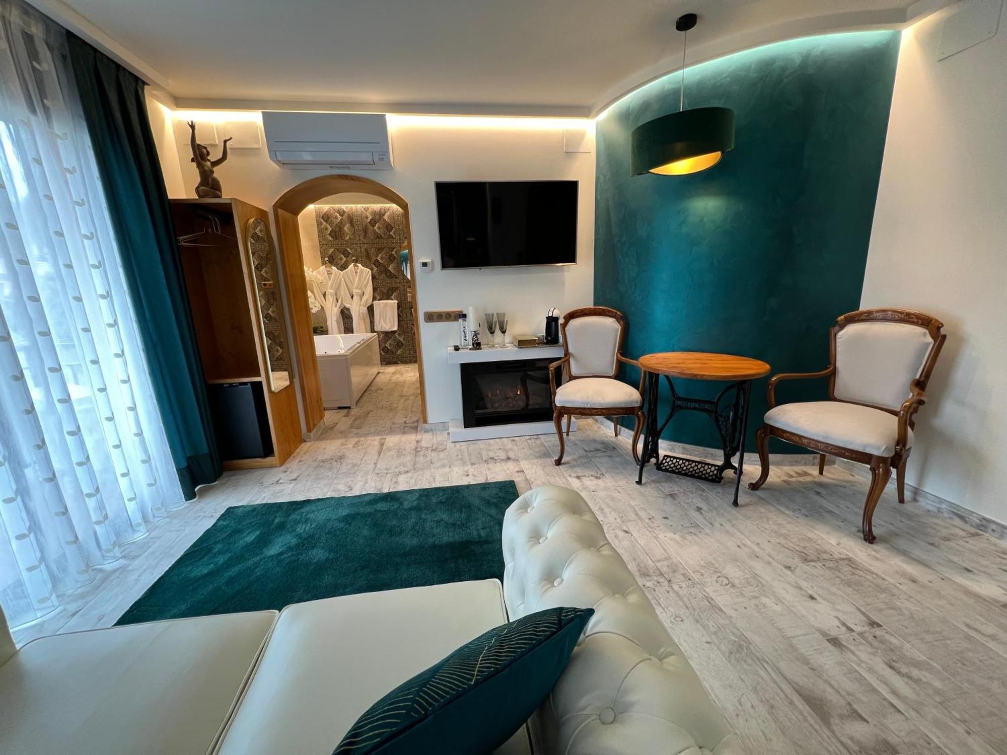El Moli De Pontons Suites Con Jacuzzi Spa Eksteriør billede